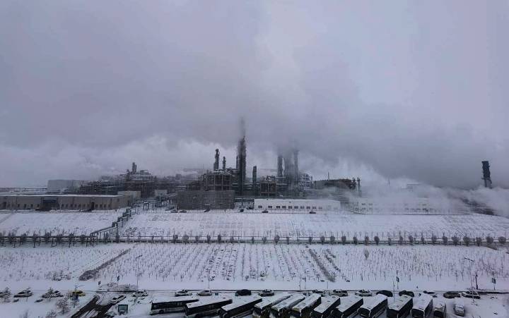 210211寒日里给新天煤化工厂区披上一层厚厚的白雪。.jpg