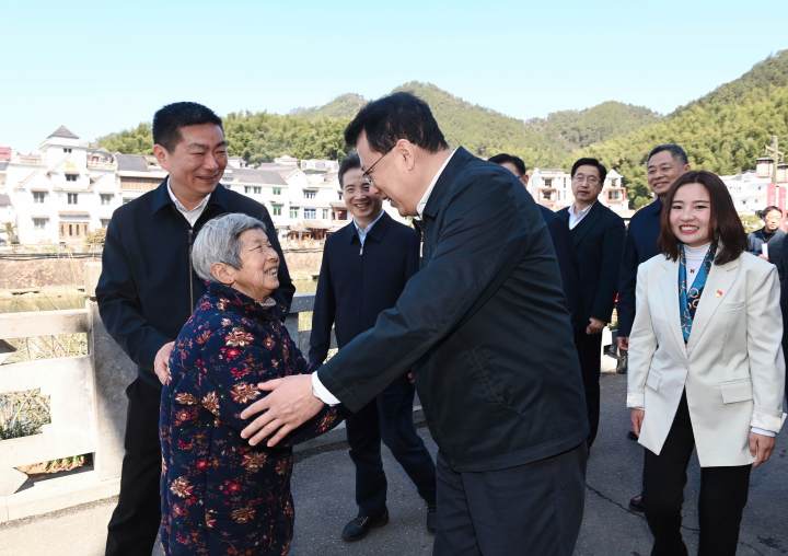 2月19日，省委书记袁家军赴淳安县下姜村，考察村容村貌、思源亭，走访老党员，与村民互动交流。