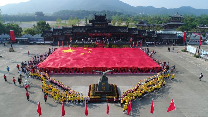 二、千名影视城新的社会阶层人士万人快闪，歌唱祖国.jpg