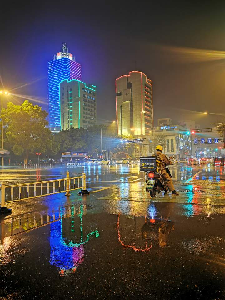 攝影師駕到丨古城雨夜