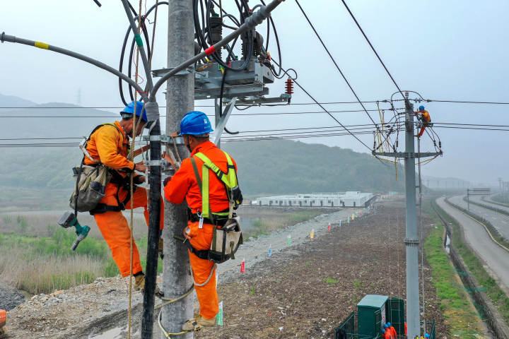 浙江啟明電力集團電建分公司員工在舟山市金塘島北部為石化園區10千伏