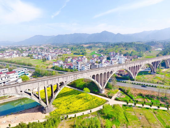 自美丽城镇建设开展以来,天台县白鹤镇紧紧围绕"产城融 居养宜 文旅兴