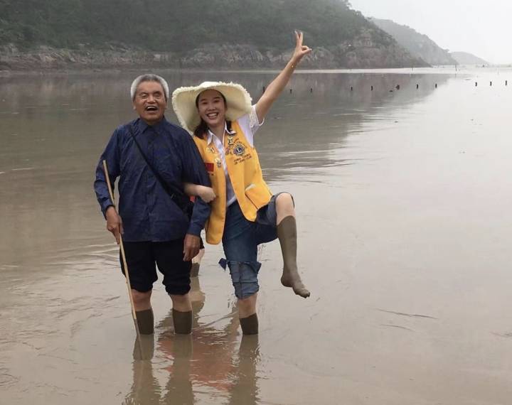 在桃渚南門坑海濱公園的沙灘上,20多位盲友在志願者的帶領下,向著藍天