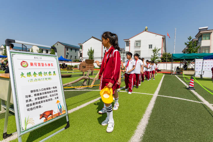 5月25日,宁波市海曙区古林镇蜃蛟小学举行了一场别开生面的乡情