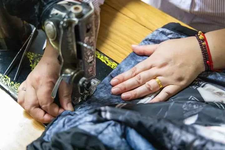 浙江宝藏宿管阿姨火了亲妈级手艺缝补衣服上千件