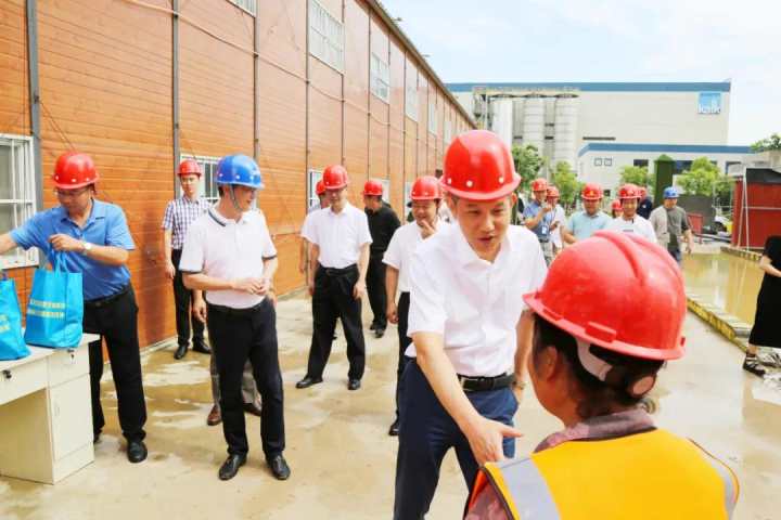 在瀧贏環境科技項目建設現場,宋波感謝施工人員為安吉經濟社會發展