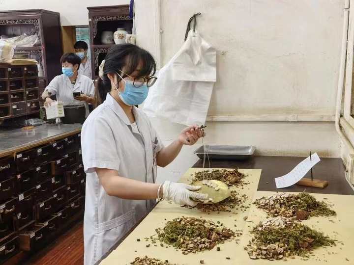 記者來到黃岩中醫院,看到中藥房裡的中藥師們正在忙碌抓藥