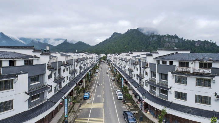 平坦的柏油馬路通村聯戶,房前屋後整潔衛生,村居環境煥然一新,群眾