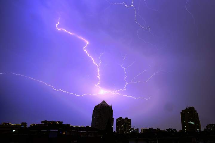 电闪雷鸣暴雨袭杭