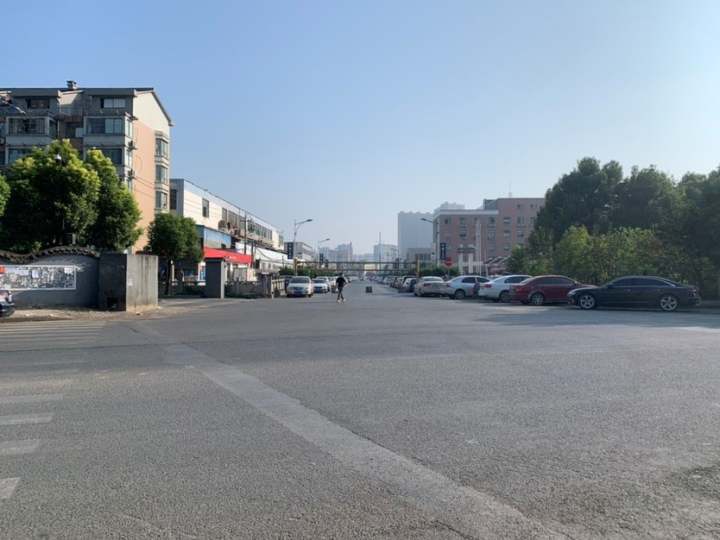 闲沈路位于余杭街道沈家店社区辖区内,连接闲林街道.