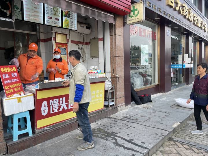 我盟温度镇海这家夫妻早餐店每天送出11份爱心早餐