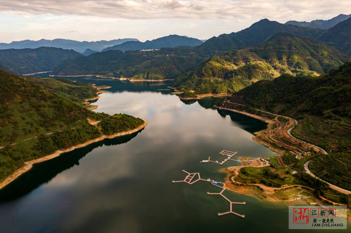 景宁千峡湖畔秋色美