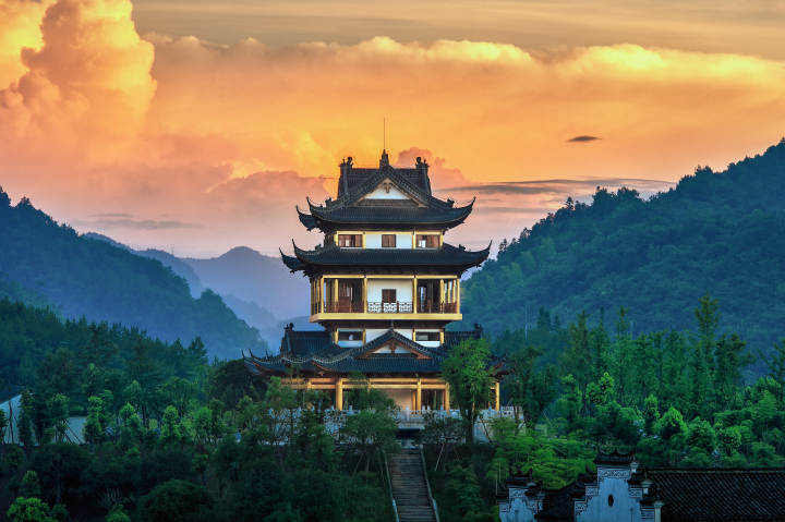 下一步,小镇将用"绣花"功夫,进一步挖掘温泉文化,康养文化,不断提升