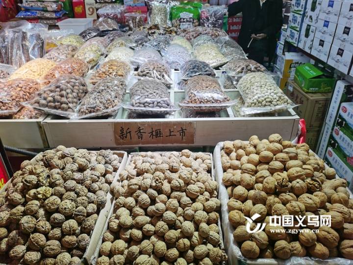 今天上午九點,記者從義烏副食品市場瞭解到,隨著年關臨近,市場上的