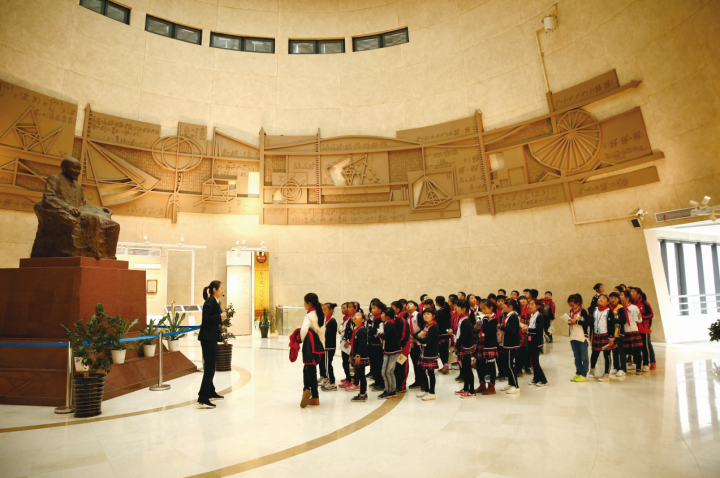 小學生參觀蘇步青勵志教育館 蘇步青勵志教育館 供圖在溫州平陽騰蛟鎮