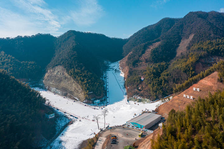 这里有桐庐生仙里国际滑雪场,云雾缭绕,冰雪漫野