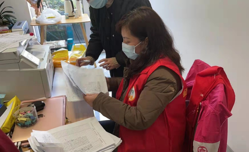 受疫情影响,上城区望江街道所辖的婺江三园小区和新杭派休闲服饰城及