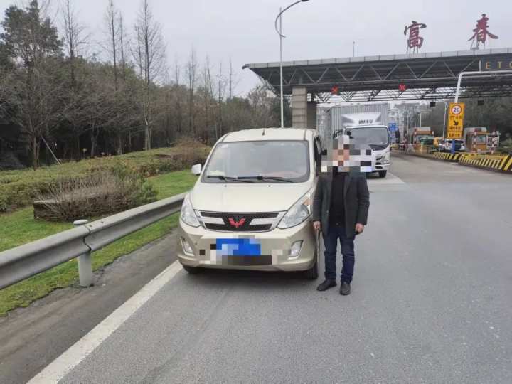 无独有偶,今年2月14日中午,杭州高速交警在富春江收费站匝道口发现
