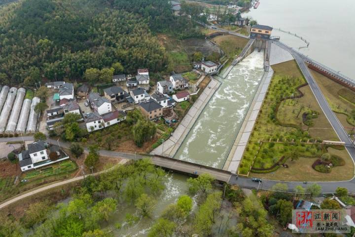 湖州市長興縣泗安水庫按照防汛部署,及時開閘洩洪騰出庫容