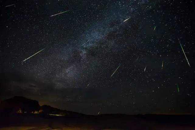 捕捉屬於夏日的閃閃流星可以嘗試在絢爛銀河下但其亮度高且月相適宜