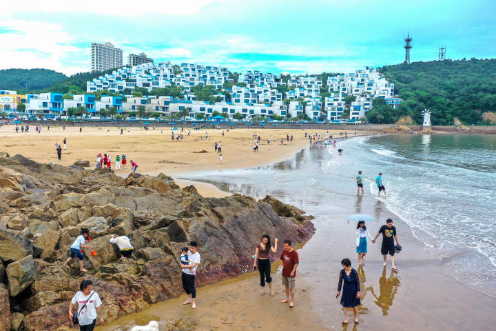 6月4日下午,十餘輛旅遊大巴停在舟山市岱山縣秀山島愛琴海景區,遊客