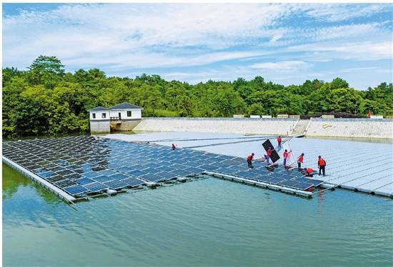 浙江日報丨新昌電力工人頭頂烈日水上漂安裝光伏板