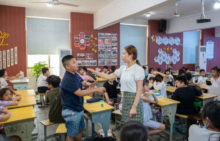 活动特别邀请了天成职业技术学校老师余露怡通过寓教于乐的方式向孩子