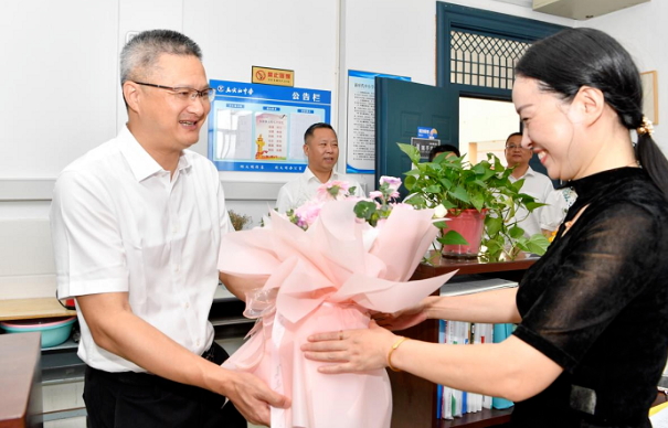 9月7日,嵊州市委書記徐建役,市委副書記屠強分別來到馬寅初中學和嵊州