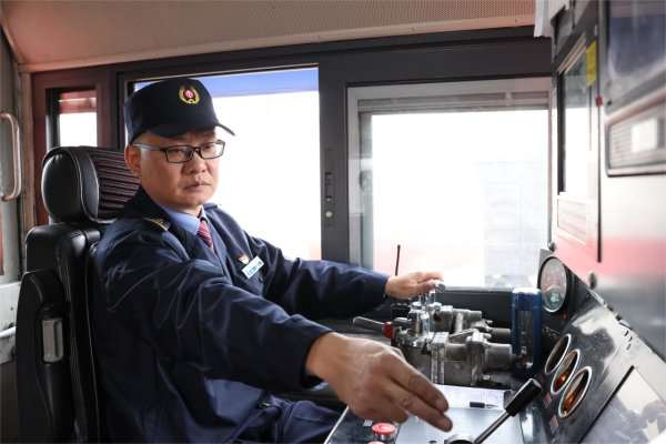 黄伟在操作机车。3 本报记者 沈立 摄.jpg