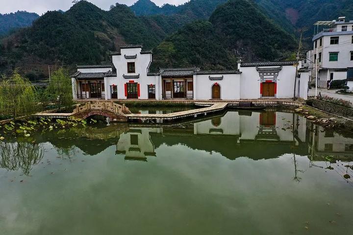 梓桐艺术基地位于梓桐镇黄村村,由原黄村村小改建而成,占地3000余平方