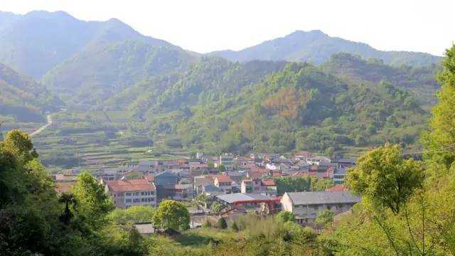 等风来一条500米沿溪风车长廊刚刚完工璜山寺下村的乡村休闲的生态