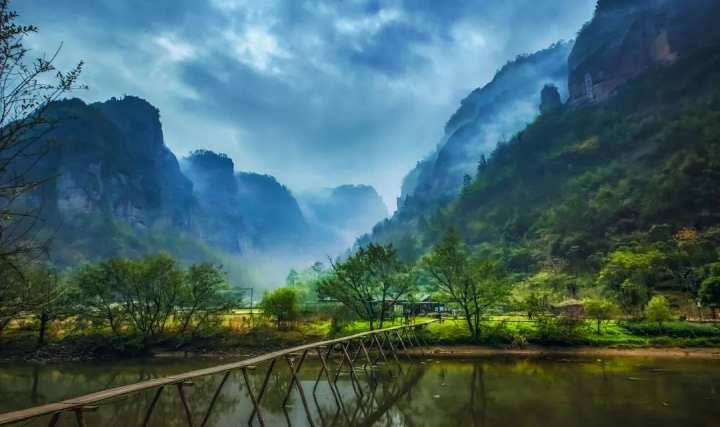 《天龍八部》的取景地《笑傲江湖》,《射鵰英雄傳》景區內的千丈幽谷